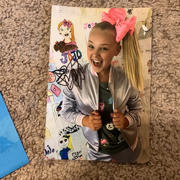 AUTOGRAPHED SIGNED PICTURE OF JOJO SIWA - Picture 2 of 3